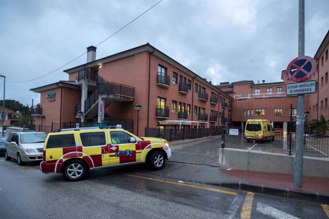 Una ambulancia del servicio murciano de salud entra en la residencia de mayores Caser, de la pedanía murciana de Santo Ángel Una ambulancia del servicio murciano de salud entra en la residencia de mayores Caser, de la pedanía murciana de Santo Ángel
