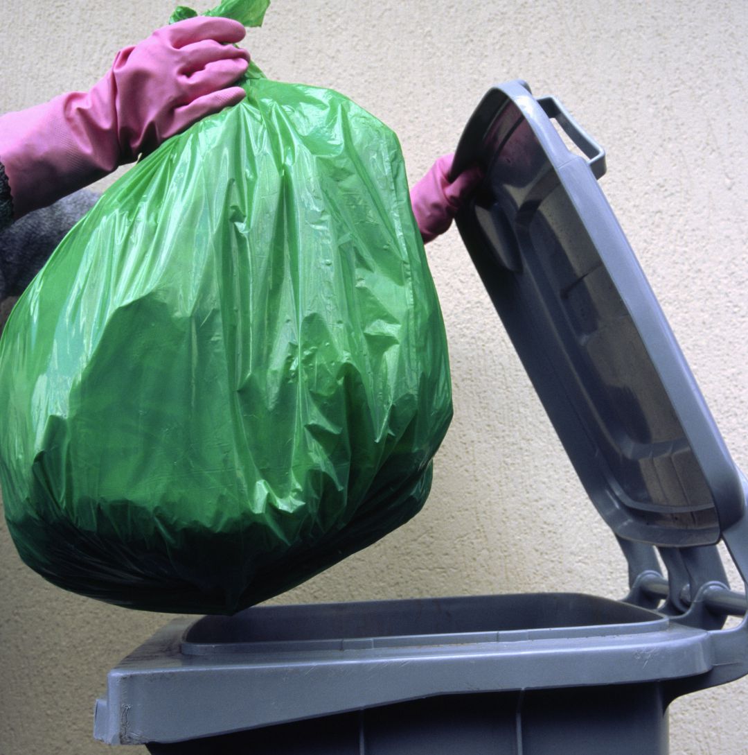 El Ayuntamiento estudia cómo ayudar a recoger la basura de personas que se encuentran aisladas en sus domicilios o no pueden sacarla El Ayuntamiento estudia cómo ayudar a recoger la basura de personas que se encuentran aisladas en sus domicilios o no pueden sacarla