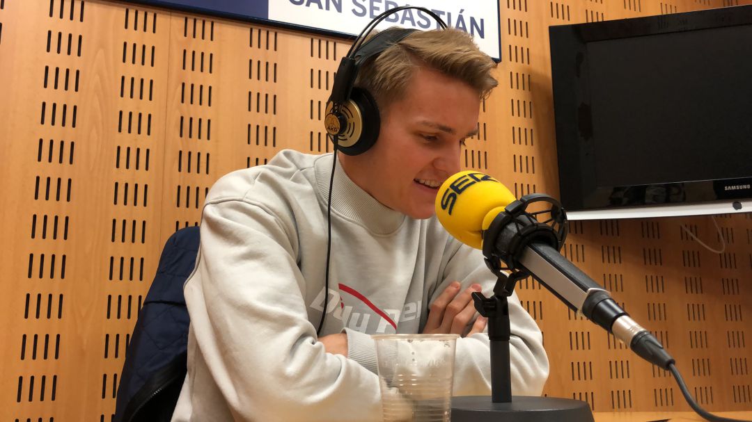 Odegaard en la instalaciones de Radio San Sebastián en la última entrevista en la Cadena SER Odegaard en la instalaciones de Radio San Sebastián en la última entrevista en la Cadena SER