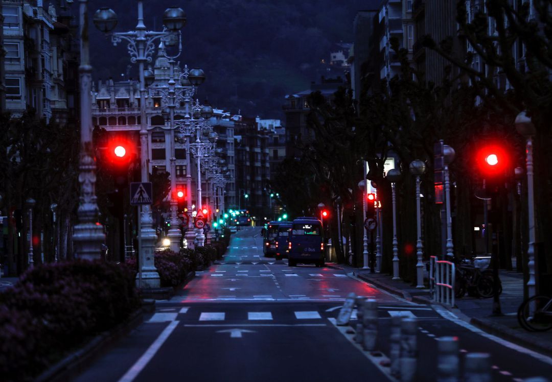 Vista de la avenida de la Libertad de San Sebastián, vacía este domingo, en la decimoquinta jornada de alerta sanitaria por el coronavirus. Vista de la avenida de la Libertad de San Sebastián, vacía este domingo, en la decimoquinta jornada de alerta sanitaria por el coronavirus.