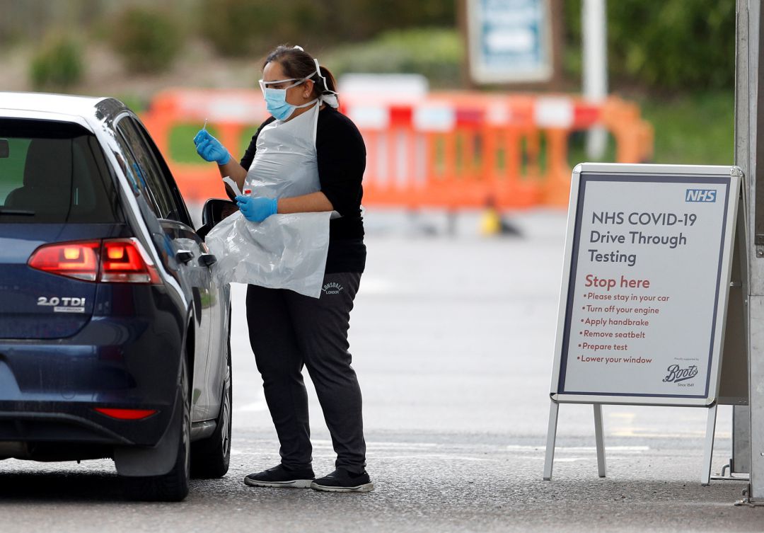 Personal médico en un NHS conduce a través de la instalación de pruebas de la enfermedad por coronavirus (COVID-19) en el estacionamiento de Chessington World of Adventures, mientras continúa la propagación de la enfermedad por coronavirus (COVID-19), Chessington, Gran Bretaña, 30 de marzo de 2020. Personal médico en un NHS conduce a través de la instalación de pruebas de la enfermedad por coronavirus (COVID-19) en el estacionamiento de Chessington World of Adventures, mientras continúa la propagación de la enfermedad por coronavirus (COVID-19), Chessington, Gran Bretaña, 30 de marzo de 2020.
