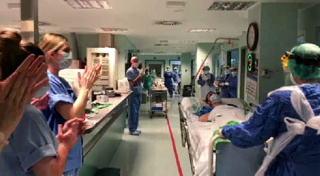 Aplausos en la UCI del Hospital Miguel Servet (Zaragoza) Aplausos en la UCI del Hospital Miguel Servet (Zaragoza)