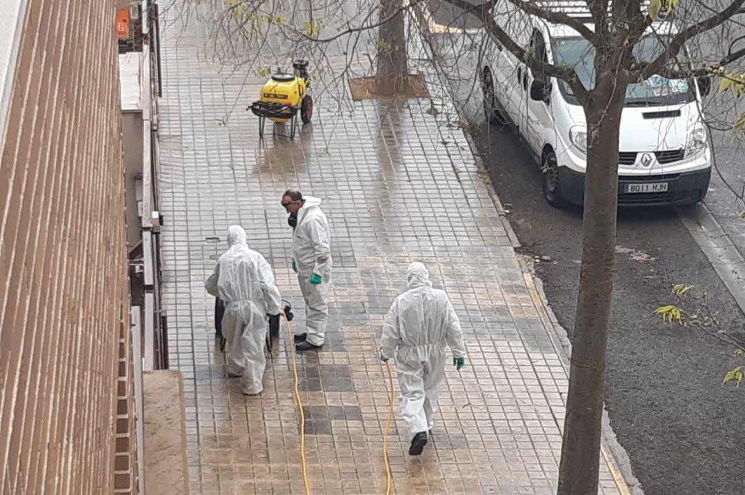 Trabajadores de limpieza desinfectandos en plena calle Trabajadores de limpieza desinfectandos en plena calle