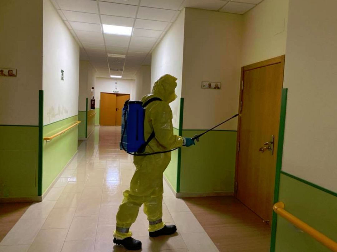 Una imagen de desinfección de la residencia publicada el pasado viernes en sus redes sociales Una imagen de desinfección de la residencia publicada el pasado viernes en sus redes sociales