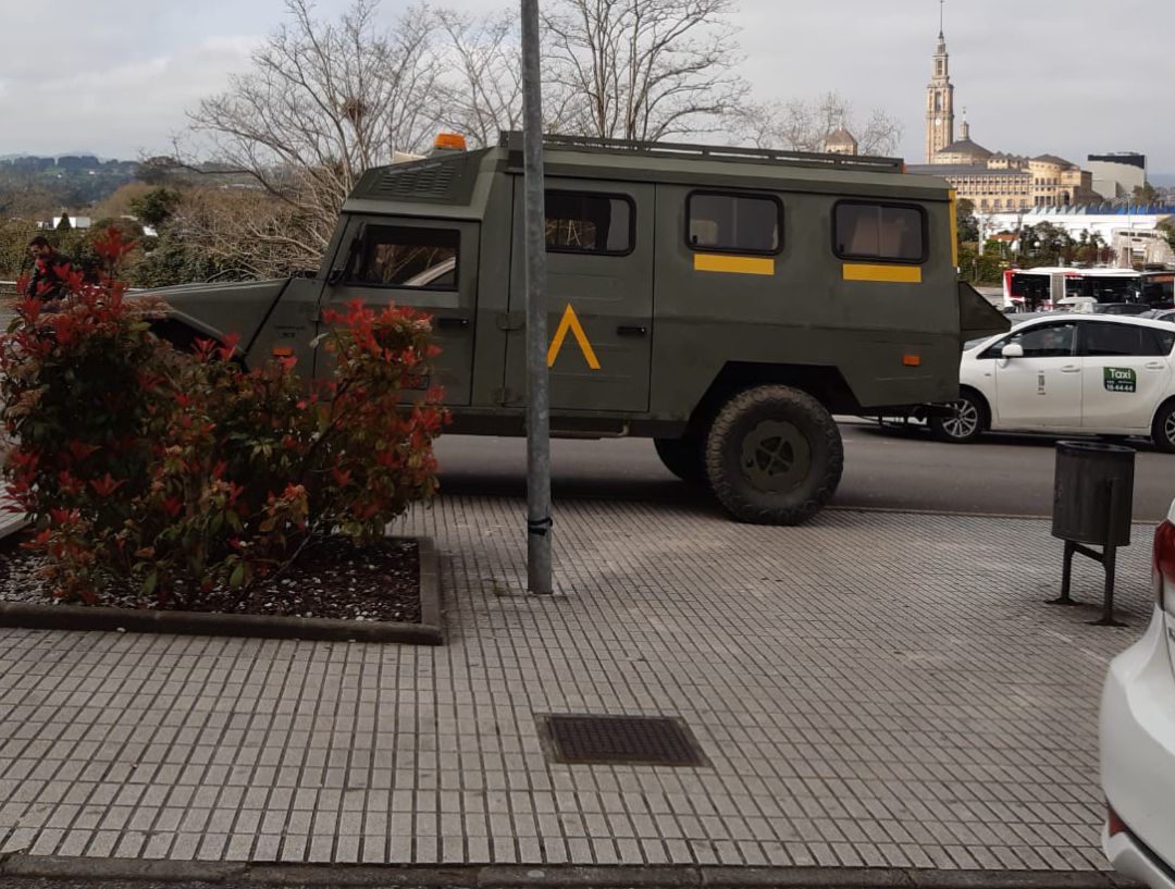 Un camión del Ejército junto al Hospital de Cabueñes. Un camión del Ejército junto al Hospital de Cabueñes.