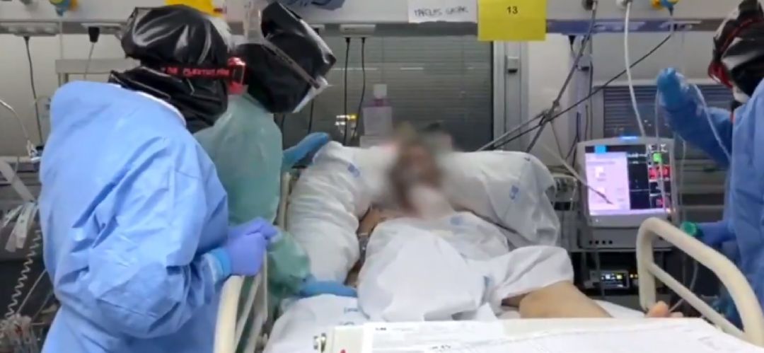 La paciente de 57 años fue extubada este sábado entre los aplausos del personal sanitario La paciente de 57 años fue extubada este sábado entre los aplausos del personal sanitario
