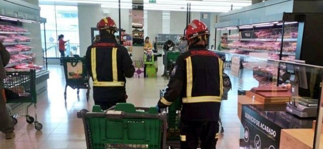 Bomberos voluntarios de Fuenlabrada hacen la compra para los colectivos más vulnerables Bomberos voluntarios de Fuenlabrada hacen la compra para los colectivos más vulnerables
