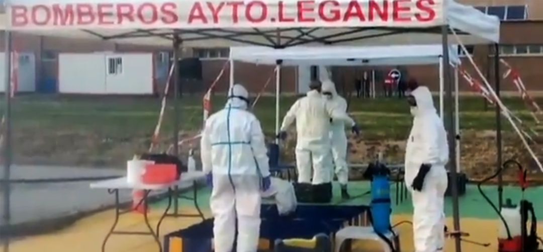Los trabajos se centran en la desinfección tanto de vehículos y material sanitario como de los trabajadores Los trabajos se centran en la desinfección tanto de vehículos y material sanitario como de los trabajadores