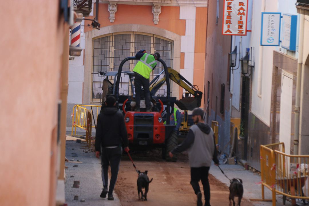 Un carrer amb obres i dos joves passejant els gossos a Palafrugell el passat dijous Un carrer amb obres i dos joves passejant els gossos a Palafrugell el passat dijous