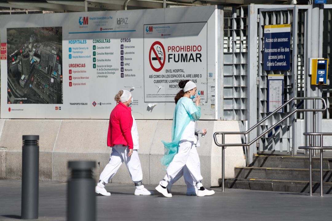 Dos sanitarias protegidas con mascarillas se dirigen a la entrada del Hospital La Paz, centro en cuyas dependencias se ha instalado una carpa que sirve como ampliación de las Urgencias del centro y donde se atiende a pacientes sospechosos de coronavirus. Dos sanitarias protegidas con mascarillas se dirigen a la entrada del Hospital La Paz, centro en cuyas dependencias se ha instalado una carpa que sirve como ampliación de las Urgencias del centro y donde se atiende a pacientes sospechosos de coronavirus.