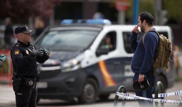 Un Policía Nacional habla con un transeúnte que caminaba por las inmediaciones del Palacio de Hielo de Madrid Un Policía Nacional habla con un transeúnte que caminaba por las inmediaciones del Palacio de Hielo de Madrid