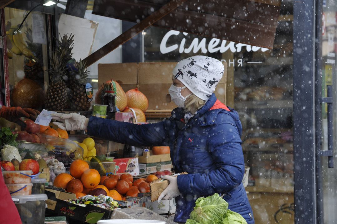 Una mujer con mascarilla, en un mercado de Kiev. Una mujer con mascarilla, en un mercado de Kiev.