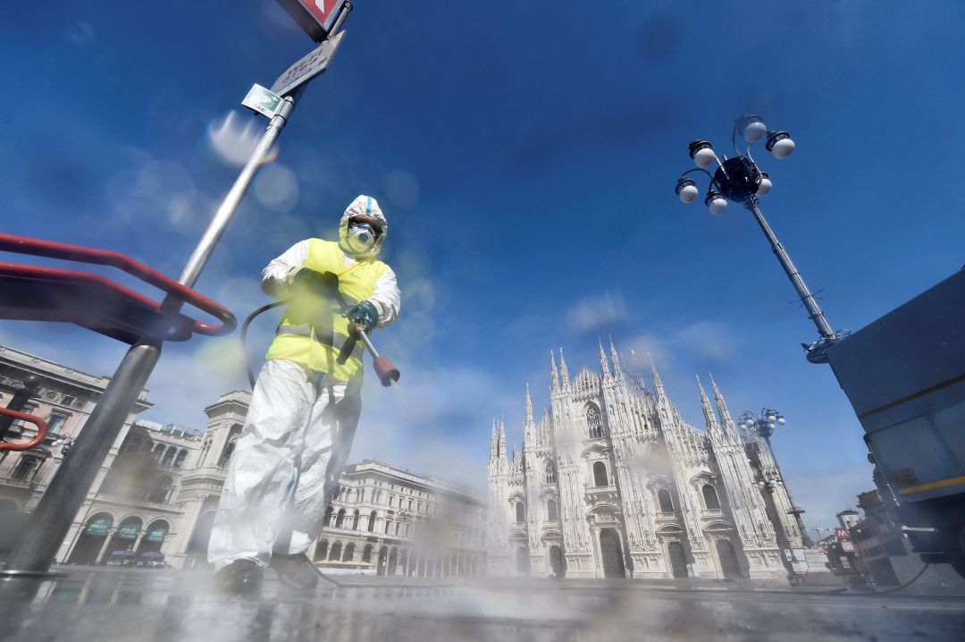 Un operario desinfecta la plaza del Duomo en Milán Un operario desinfecta la plaza del Duomo en Milán