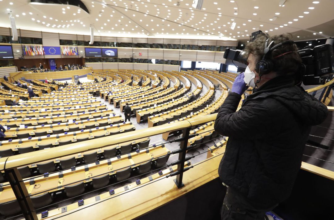 Un periodista trabaja durante una sesión del parlamento europeo Un periodista trabaja durante una sesión del parlamento europeo