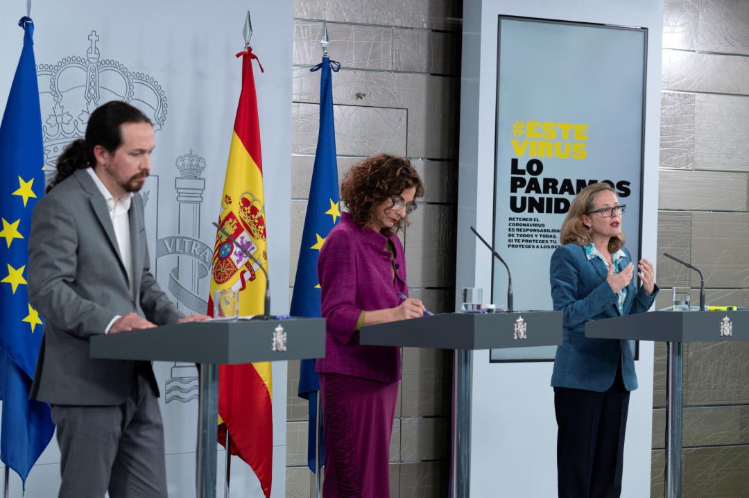 El vicepresidente y ministro de Derechos Sociales, Pablo Iglesias, la portavoz del Gobierno y ministra de Hacienda, María Jesús Montero, y la vicepresidenta tercera y ministra de Asuntos Económicos y Transformación Digital, Nadia Calviño, durante la rueda de prensa ofrecida tras el Consejo de Ministros celebrado este martes en Madrid El vicepresidente y ministro de Derechos Sociales, Pablo Iglesias, la portavoz del Gobierno y ministra de Hacienda, María Jesús Montero, y la vicepresidenta tercera y ministra de Asuntos Económicos y Transformación Digital, Nadia Calviño, durante la rueda de prensa ofrecida tras el Consejo de Ministros celebrado este martes en Madrid