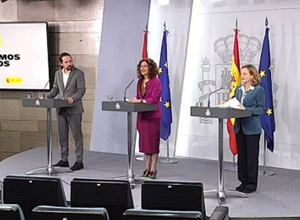 Madrid (Spain), 31/03/2020.- A handout photo made available by Spanish Government shows tv frame of (L-R) Spanish Second Deputy Prime Minister Pablo Iglesias, Spanish Government Spokeswoman and Treasury Minister Maria Jesus Montero and Spanish Deputy Prime Minister for Economic Affairs, Nadia Calvino, during a press conference about coronavirus crisis, after the Extraordinary Cabinet Meeting held at the Moncloa Palace in Madrid, Spain, 31 March 2020. Spain faces its 17th day of lockdown as the Spanish government tightens measures announcing a temporary stop to all construction works and other non-essential economic activities as the Mediterranean country suffers one of the worst outbreaks of the pandemic COVID-19 disease caused by the SARS-CoV-2 coronavirus. (España) EFE/EPA/SPANISH GOVERNMENT HANDOUT HANDOUT EDITORIAL USE ONLY/NO SALES