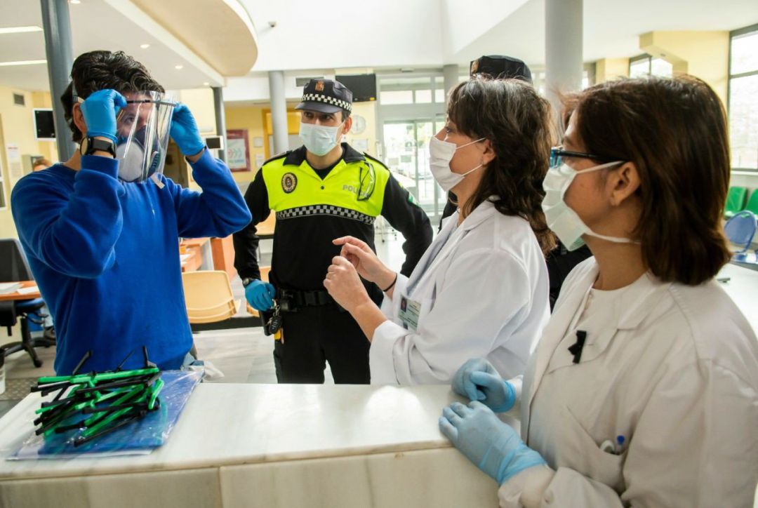 Profesionales de toda Andalucía han decidido poner sus impresoras en 3D al servicio de la producción de dispositivos de prevención de contagios del Coronavirus Covid-19. Profesionales de toda Andalucía han decidido poner sus impresoras en 3D al servicio de la producción de dispositivos de prevención de contagios del Coronavirus Covid-19.