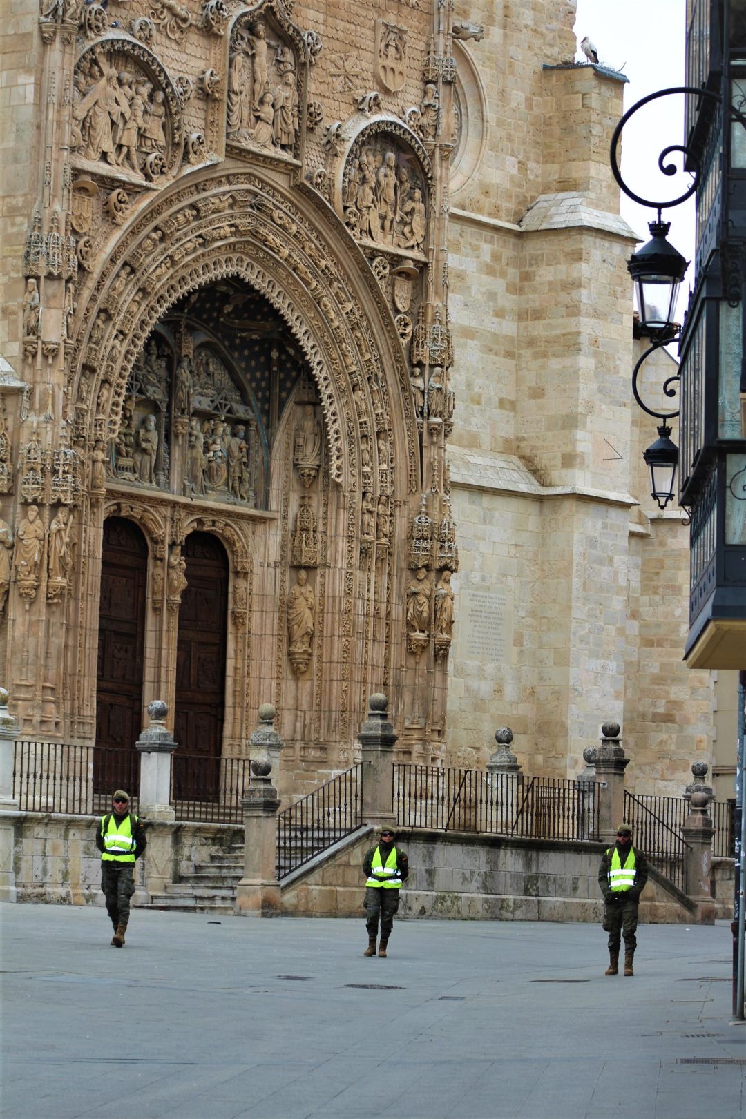 MIembros del Regimiento de Transmisiones 1 frente a la iglesia de Santa María de Aranda MIembros del Regimiento de Transmisiones 1 frente a la iglesia de Santa María de Aranda