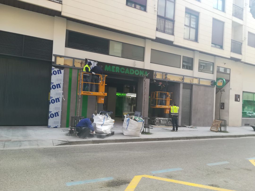 La nueva entrada de la calle Carrequemada recibía los últimos retoques el lunes La nueva entrada de la calle Carrequemada recibía los últimos retoques el lunes