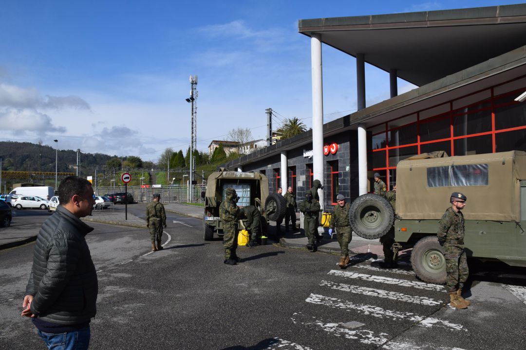 La estación de Lugones ha sido uno de los últimos equipamientos desinfectados con la colaboración del Ejército. La estación de Lugones ha sido uno de los últimos equipamientos desinfectados con la colaboración del Ejército.
