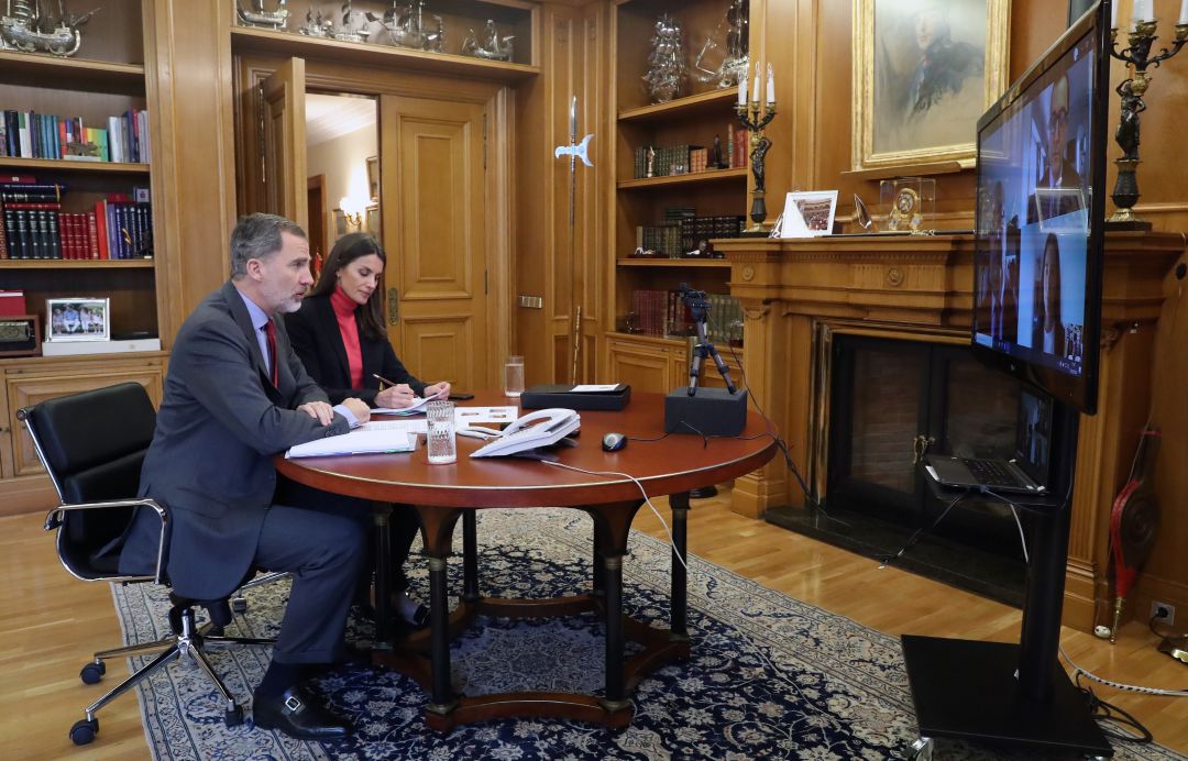 Los Reyes de España hablan por videoconferencia con comerciantes de Oviedo Los Reyes de España hablan por videoconferencia con comerciantes de Oviedo