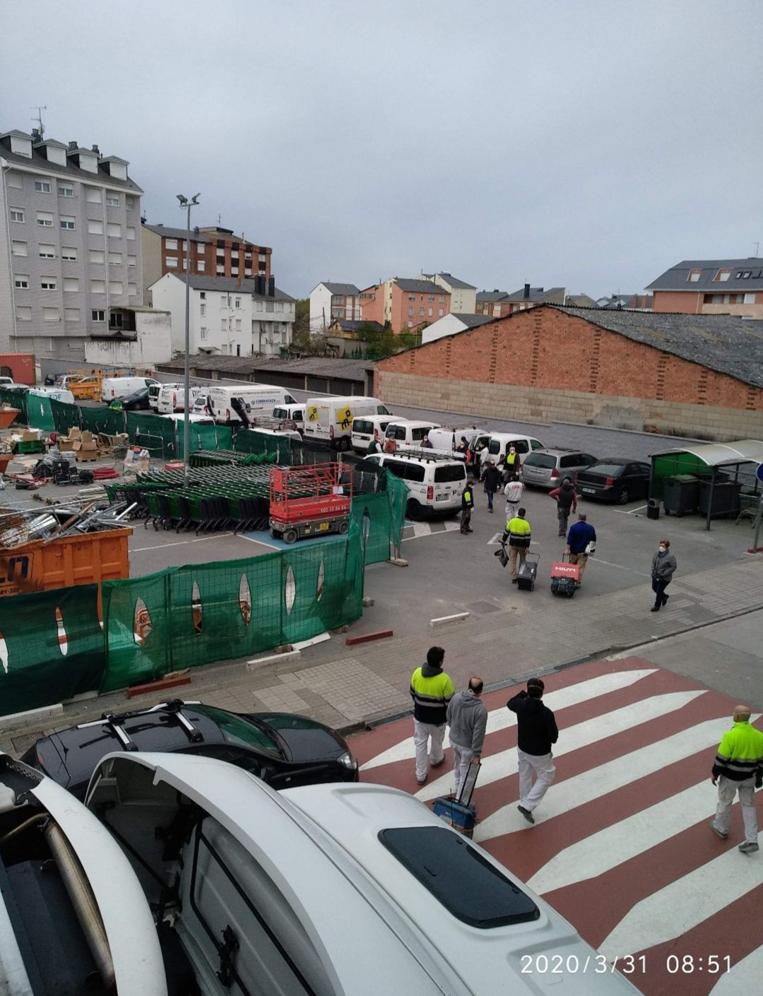 Los trabajadores del supermercado que se está levantando en Bembibre Los trabajadores del supermercado que se está levantando en Bembibre