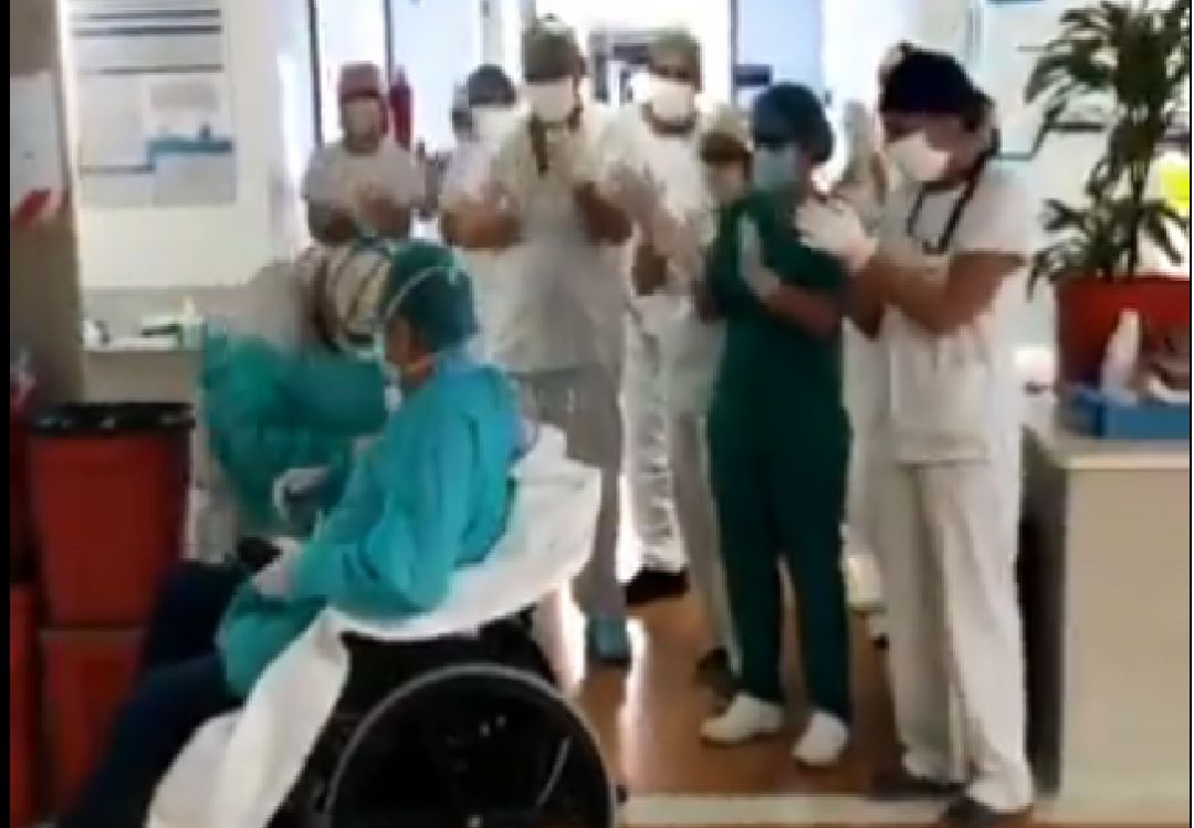 Los sanitarios aplauden al paciente Los sanitarios aplauden al paciente