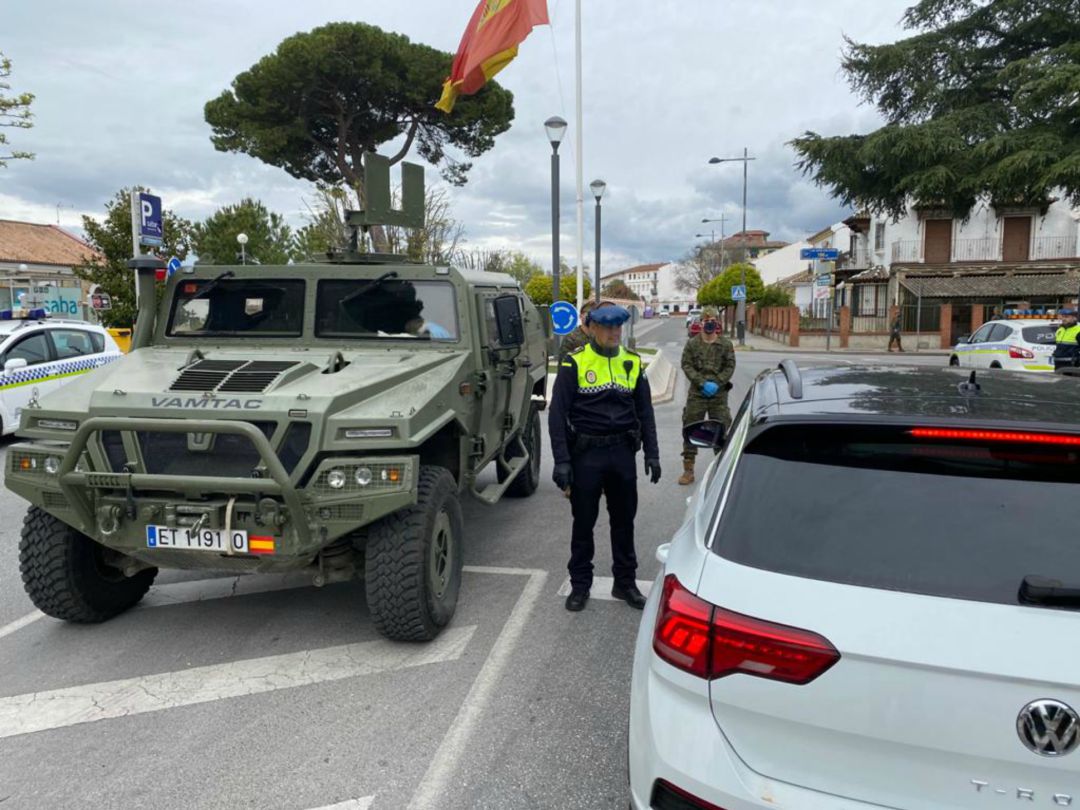 Dispositivo de seguridad en el cruce de avenida Andalucía y avenida Martínez Astein Dispositivo de seguridad en el cruce de avenida Andalucía y avenida Martínez Astein