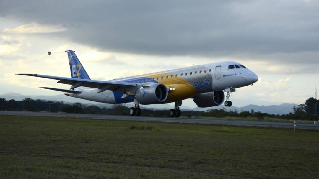 Un avión se dispone a despegar Un avión se dispone a despegar