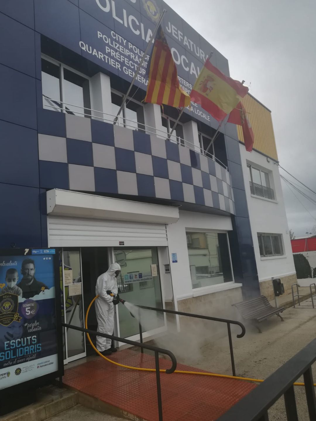 Trabajos de desinfección en la jefatura de Policía Local de Dénia. Trabajos de desinfección en la jefatura de Policía Local de Dénia.