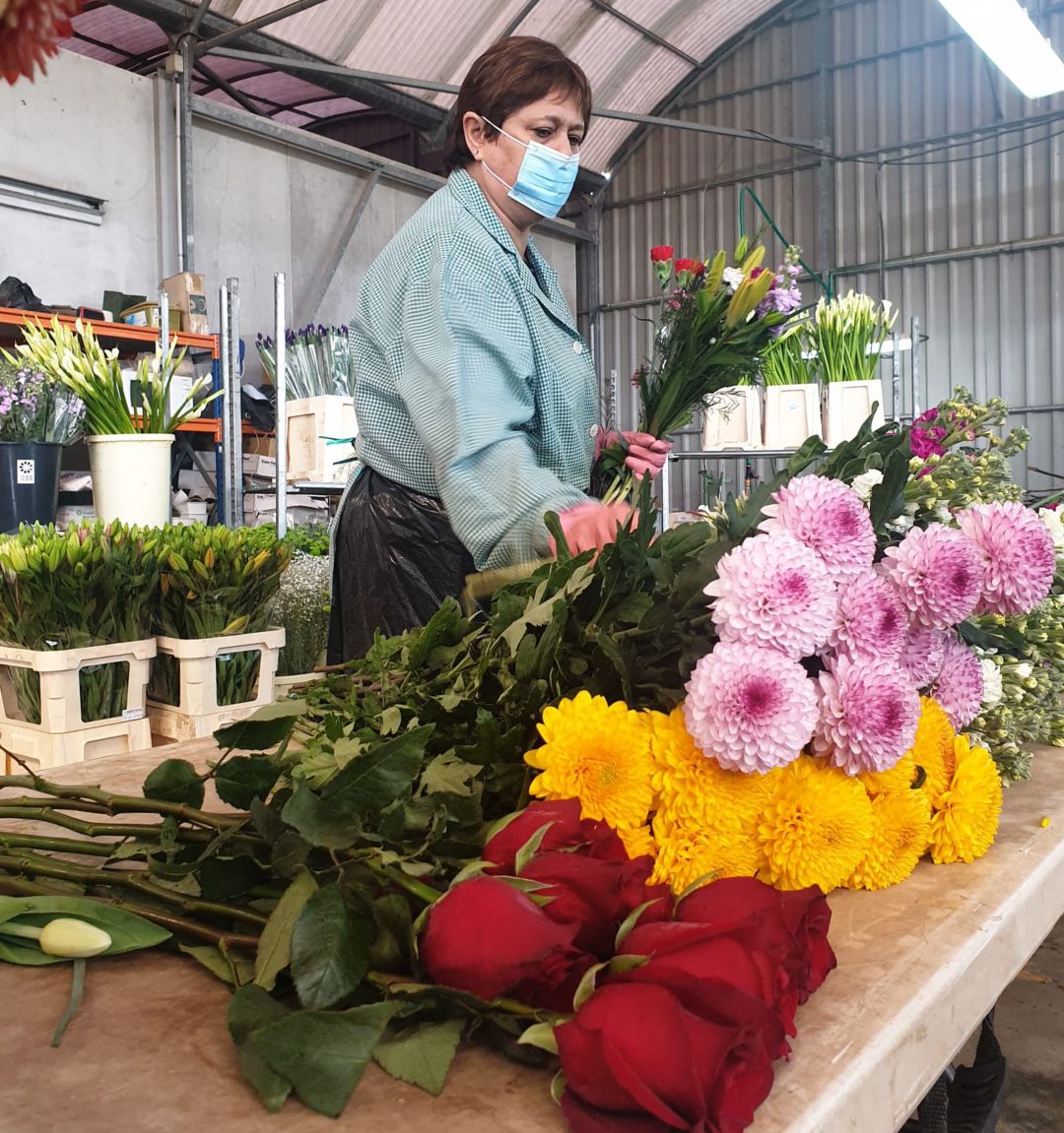 Flores Cazorla preparando un ramo de flores Flores Cazorla preparando un ramo de flores