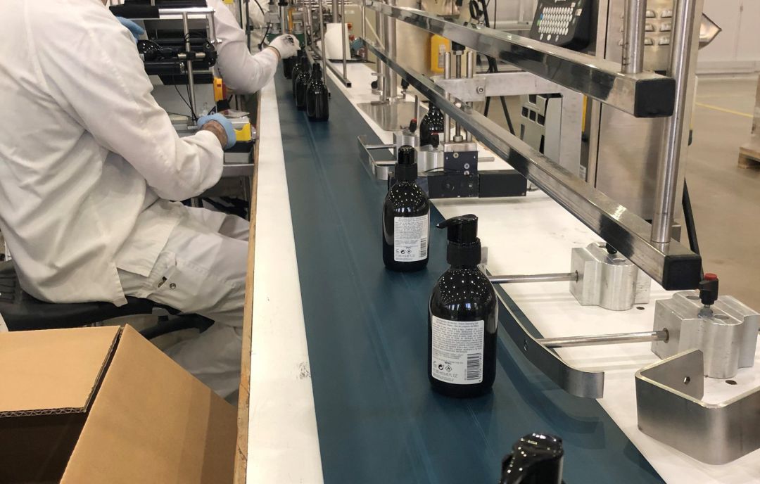 Una trabajadora de Puig produce geles hidroalcohólicos Una trabajadora de Puig produce geles hidroalcohólicos