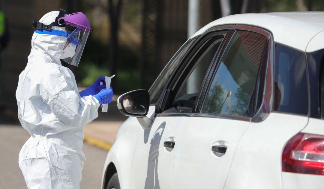 Una persona realiza un test para detectar el coronavirus a una conductor. Una persona realiza un test para detectar el coronavirus a una conductor.