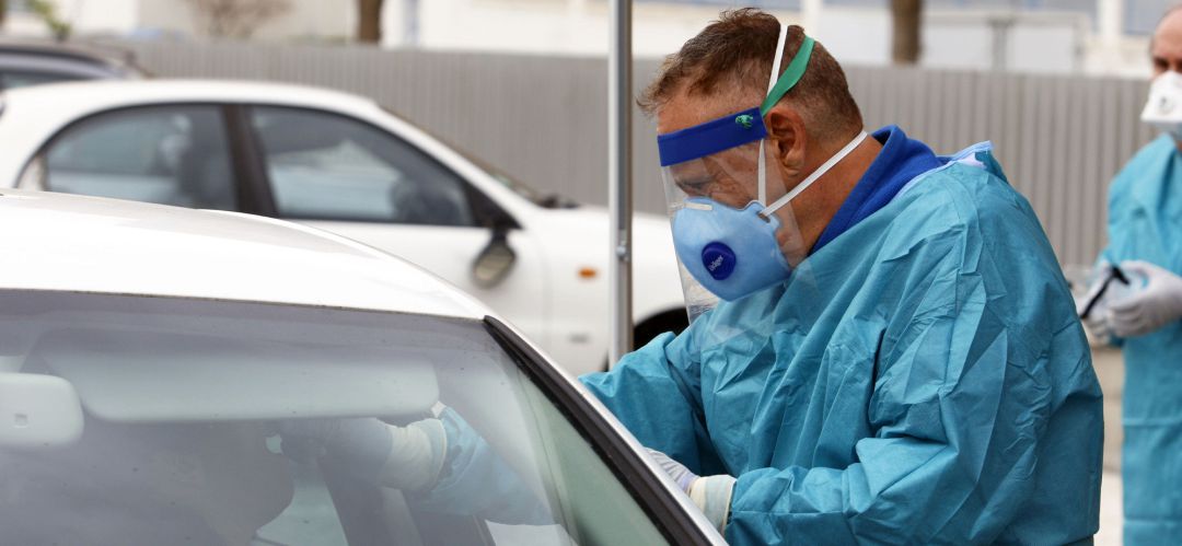 Dispositivo sanitario de la prueba test del PCR para detectar la infección por coronavirus a las personas desde su coche, instalado en el recinto de aparcamiento del centro de salud de la barriada La Roca, en Málaga. Dispositivo sanitario de la prueba test del PCR para detectar la infección por coronavirus a las personas desde su coche, instalado en el recinto de aparcamiento del centro de salud de la barriada La Roca, en Málaga.