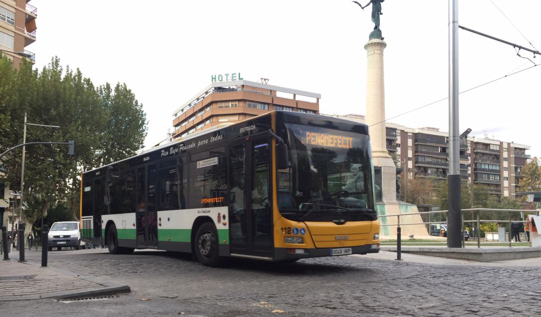 El servicio de autobús urbano se reduce en un 75% El servicio de autobús urbano se reduce en un 75%