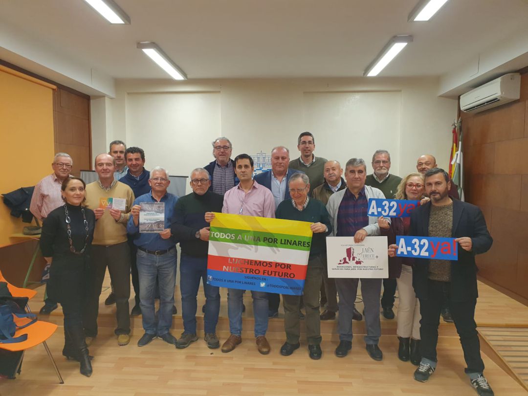 Representantes de distintas plataformas jienenses, en una reunión en Linares Representantes de distintas plataformas jienenses, en una reunión en Linares