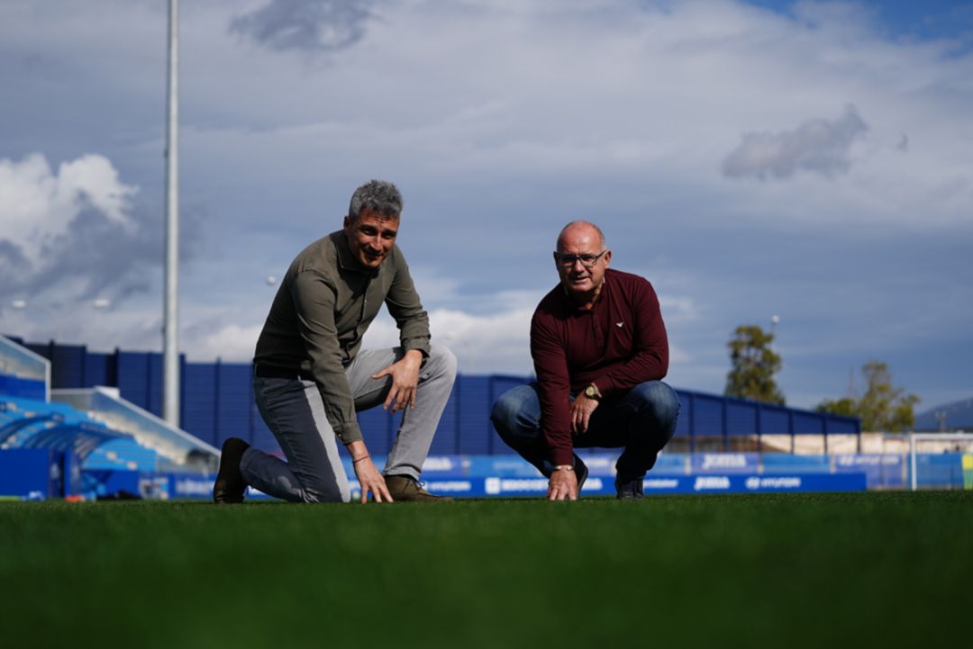 El gerente del Atlético Baleares, Guillermo Pisano y el nuevo jefe de mantenimiento del césped del Estadi Balear, Benito Mateo. (Imagen tomada antes del confinamiento). El gerente del Atlético Baleares, Guillermo Pisano y el nuevo jefe de mantenimiento del césped del Estadi Balear, Benito Mateo. (Imagen tomada antes del confinamiento).