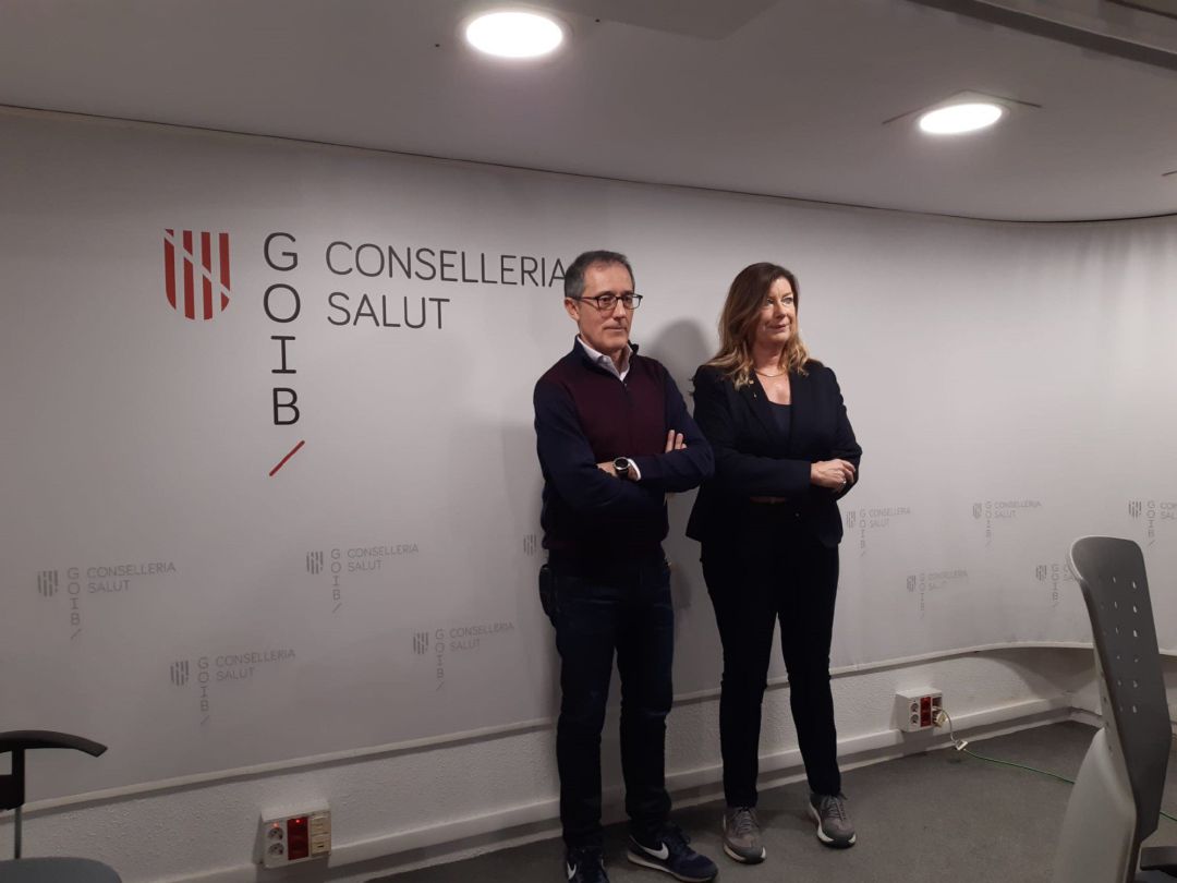 La consellera de Salud y Consumo, Patricia Gómez, y el médico miembro del comité de alerta por coronavirus, Javier Arranz. La consellera de Salud y Consumo, Patricia Gómez, y el médico miembro del comité de alerta por coronavirus, Javier Arranz.