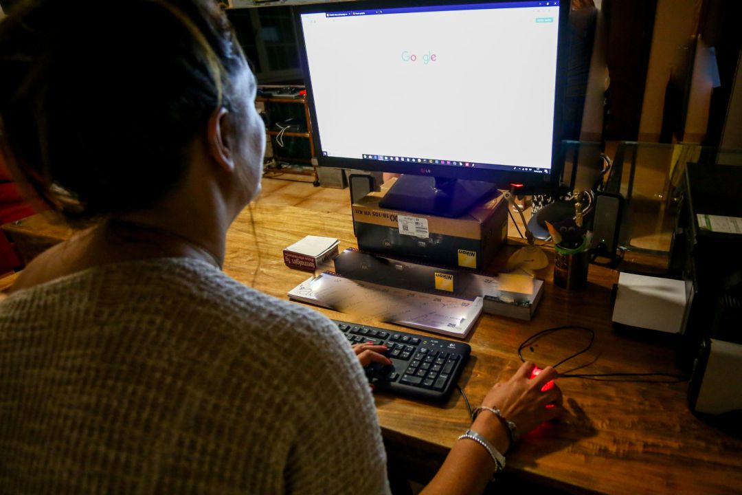 Una mujer trabaja en su ordenador Una mujer trabaja en su ordenador