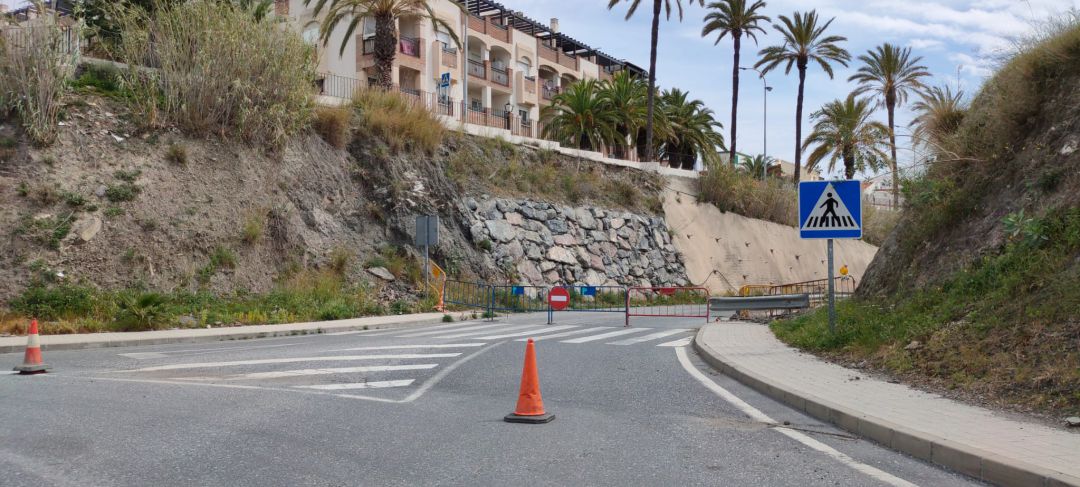 El ayuntamiento de Salobreña cierra uno de los accesos al municipio para asegurar el cumplimiento de las nuevas normas de movilidad
El ayuntamiento de Salobreña cierra uno de los accesos al municipio para asegurar el cumplimiento de las nuevas normas de movilidad