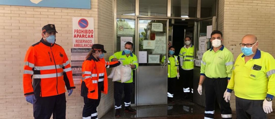 Entrega de mascarillas procedentes de la solidaridad de los alcantarilleros en diferentes centros sanitarios Entrega de mascarillas procedentes de la solidaridad de los alcantarilleros en diferentes centros sanitarios