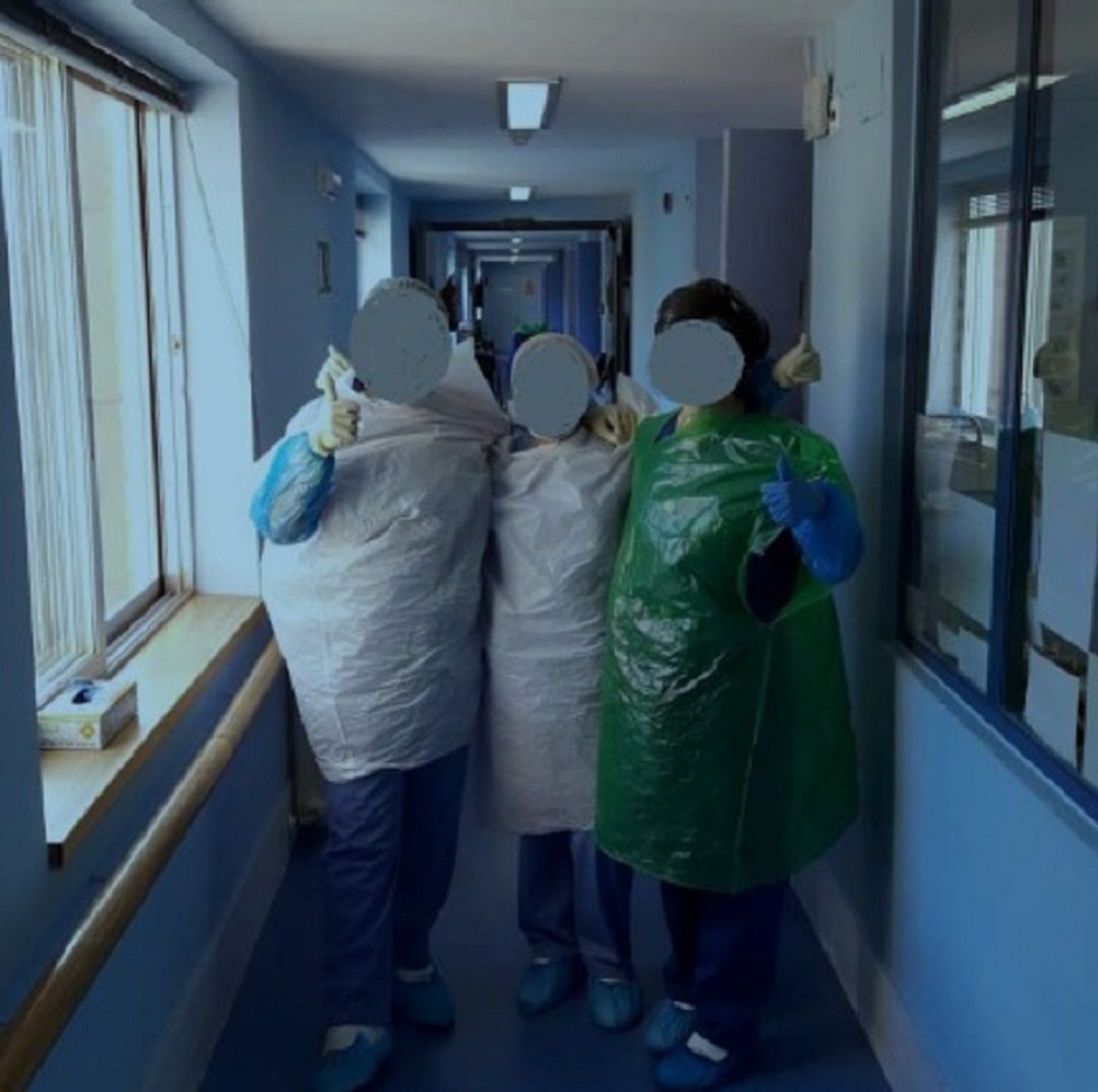 Tres trabajadoras protegidas con bolsas de basura Tres trabajadoras protegidas con bolsas de basura
