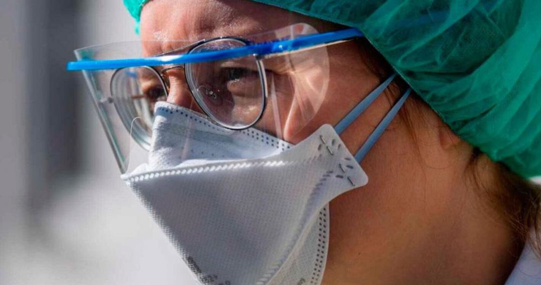 Un médico con material de protección frente al coronavirus
Un médico con material de protección frente al coronavirus