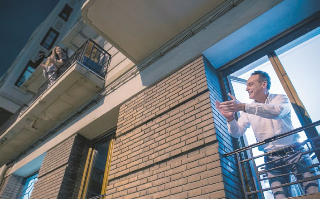 Vecinos aplauden desde sus balcones Vecinos aplauden desde sus balcones
