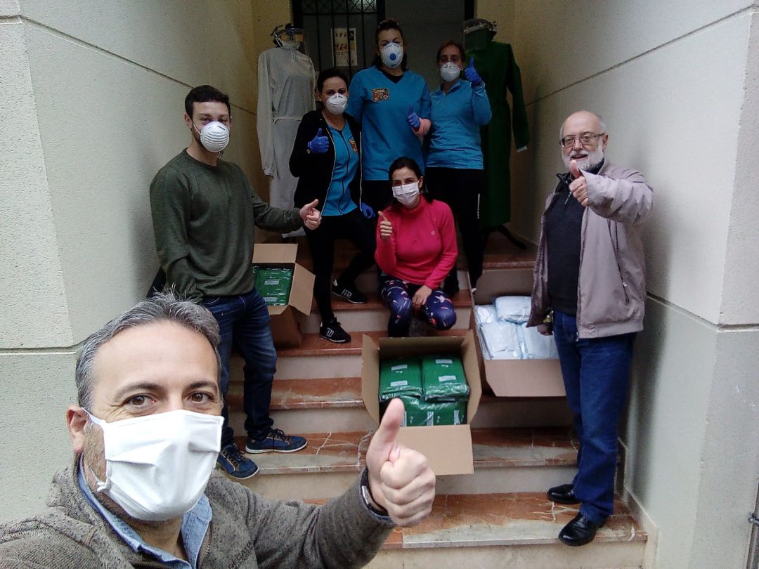Voluntarios de Cazorla y La Iruela organizan el envio de batas al Hospital de Úbeda Voluntarios de Cazorla y La Iruela organizan el envio de batas al Hospital de Úbeda