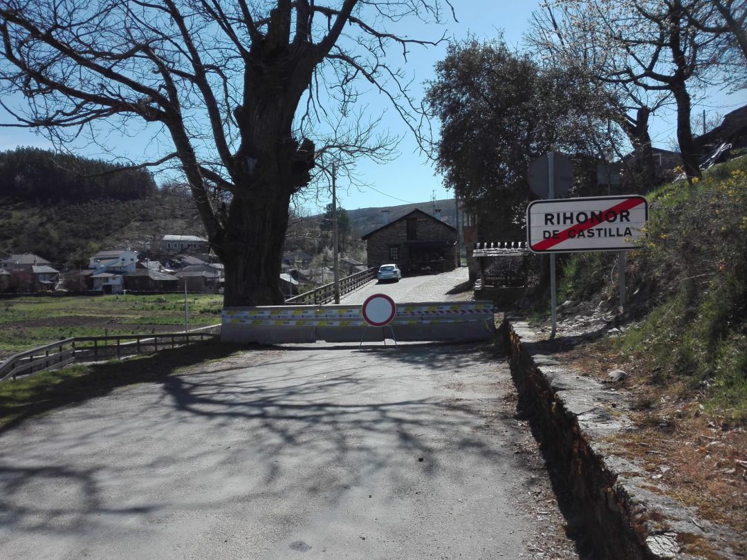 Bloques de cemento colocados por la Guardia Nacional Republicana en la frontera hispano-portuguesa Bloques de cemento colocados por la Guardia Nacional Republicana en la frontera hispano-portuguesa