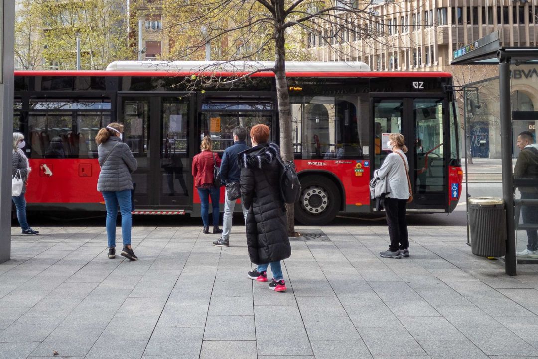 Ciudadanos de Zaragoza esperan en una parada de autobús Ciudadanos de Zaragoza esperan en una parada de autobús