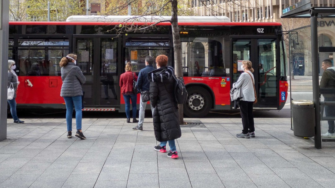 Zaragoza reduce el servicio de bus a la mitad