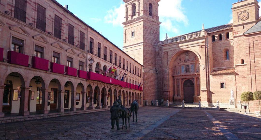 Imagen de archivo de la Plaza principal de la localidad de Infantes, en la provincia de Ciudad Real Imagen de archivo de la Plaza principal de la localidad de Infantes, en la provincia de Ciudad Real