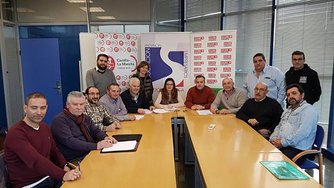 José Ángel está de pie, el segundo a la derecha. La foto es de mayo de 2017, durante la firma del convenio del Metal de Ciudad Real José Ángel está de pie, el segundo a la derecha. La foto es de mayo de 2017, durante la firma del convenio del Metal de Ciudad Real
